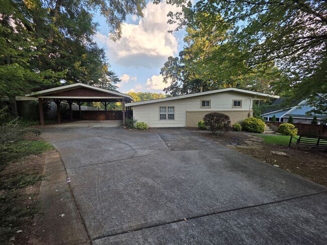 property at 3659 Ashwood Dr SE