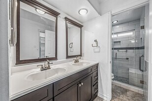 8306 Pine Falls Dr in Houston, TX - Building Photo