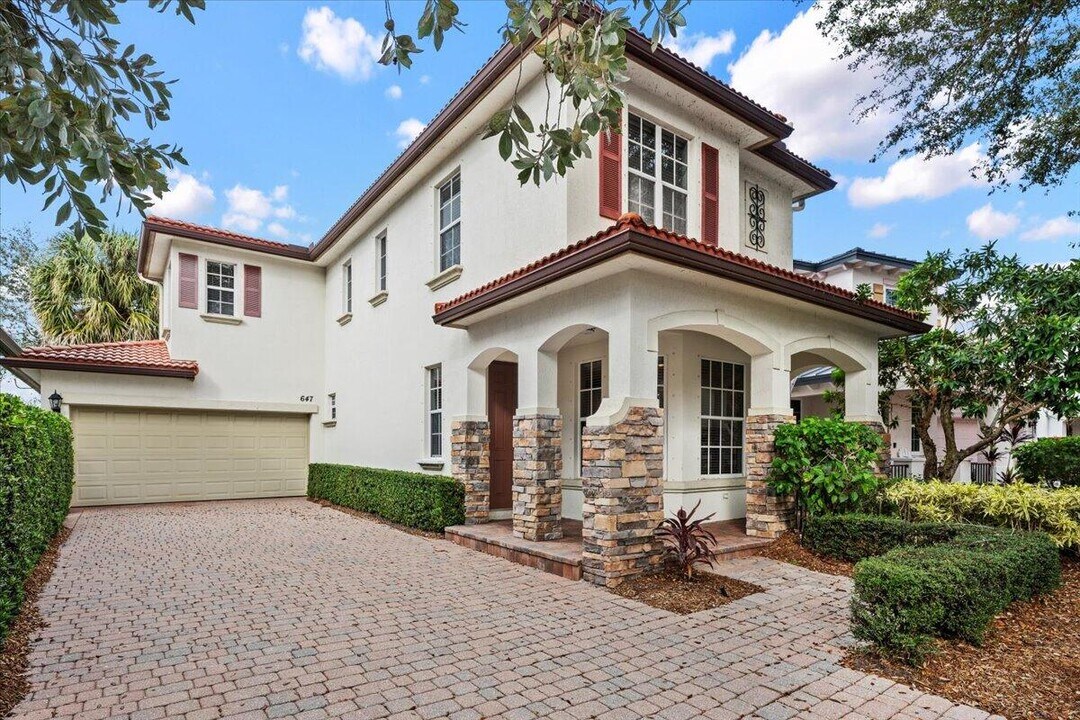 647 Castle Dr in Palm Beach Gardens, FL - Building Photo
