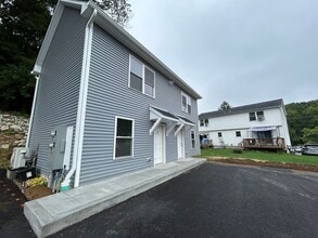 64 Wooster St in Bethel, CT - Foto de edificio - Building Photo
