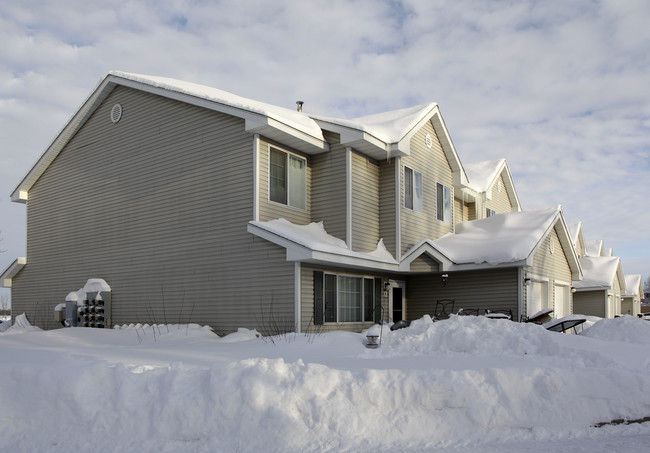 860 Texas Ave NW in Hutchinson, MN - Foto de edificio - Building Photo