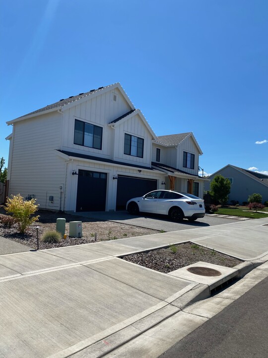 1402 36th Ave in Forest Grove, OR - Building Photo