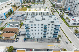 Wellington Towers in Hollywood, FL - Building Photo - Building Photo