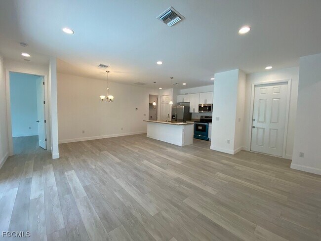 3423 SW 6th Pl in Cape Coral, FL - Building Photo - Building Photo