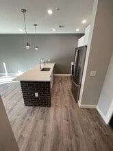 1733 Massachusetts St, Unit 1 Bedroom in Lawrence, KS - Foto de edificio - Building Photo