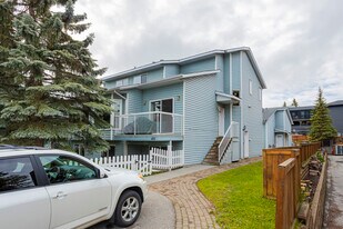 418D Marten St in Banff, AB - Building Photo