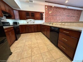 107 W Grand River Ave in Howell, MI - Foto de edificio - Building Photo