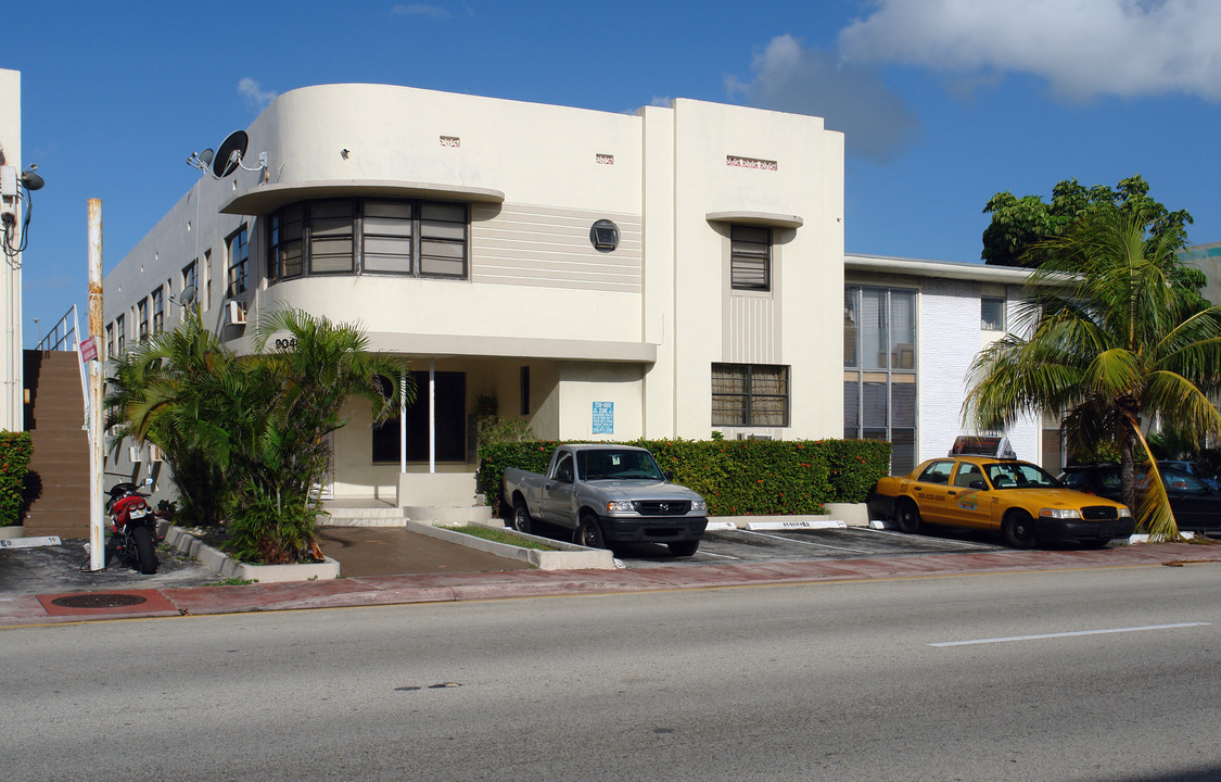 9048 Collins Ave in Surfside, FL - Building Photo