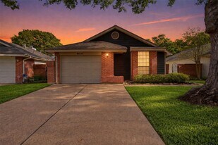 8518 Pool Creek Dr in Houston, TX - Building Photo