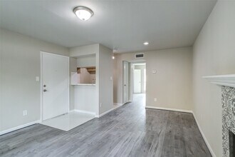 3300 Pebblebrook Dr, Unit 15 in Seabrook, TX - Building Photo - Building Photo