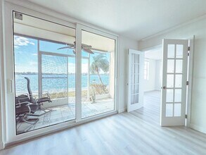 7910 Sun Island Dr S, Unit 101 in South Pasadena, FL - Foto de edificio - Building Photo