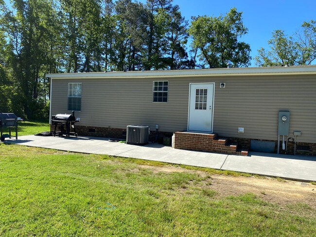 1081 Townsend Rd in Saint Pauls, NC - Foto de edificio - Building Photo