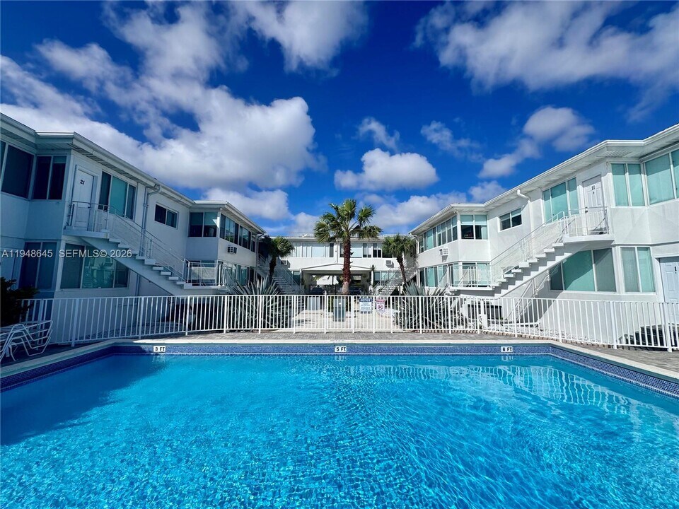 1840 S Treasure Dr in North Bay Village, FL - Building Photo