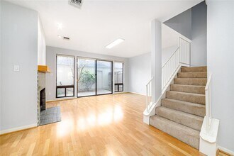7505 Memorial Woods Dr in Houston, TX - Building Photo - Building Photo