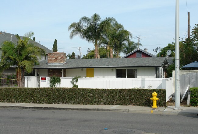 2545 Elden Ave in Costa Mesa, CA - Foto de edificio - Building Photo