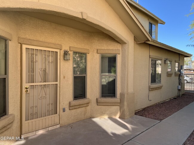 3308 Blue Earth Ln in El Paso, TX - Foto de edificio - Building Photo