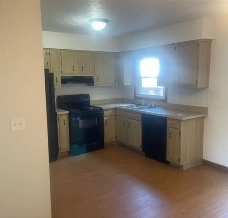 2206 Harsh Ave SE in Massillon, OH - Building Photo