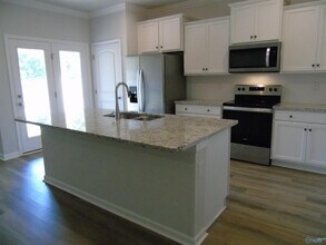 207 List Rd in Huntsville, AL - Foto de edificio - Building Photo