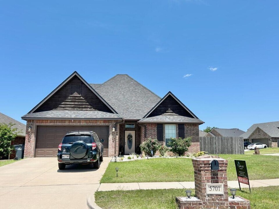5701 NW Valor Ave in Lawton, OK - Building Photo