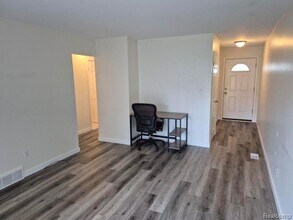 8401 18 Mile Rd in Sterling Heights, MI - Building Photo - Building Photo