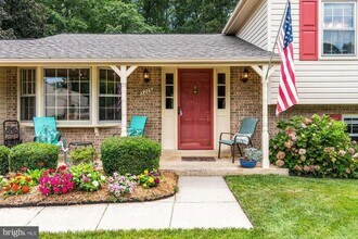 3229 Manitoba Dr in Woodbridge, VA - Foto de edificio - Building Photo