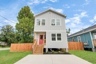 1316 W Willis St in Alvin, TX - Building Photo