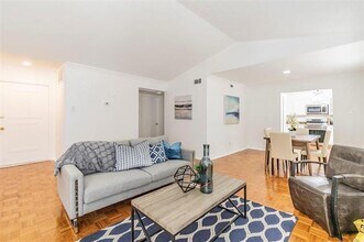 10558 High Hollows Dr in Dallas, TX - Building Photo - Building Photo