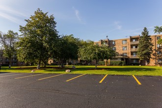 Woodview Apartments in Gurnee, IL - Foto de edificio - Building Photo