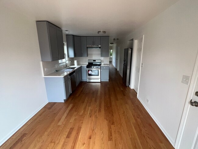 2833 Auxplaines Ave, Unit Unite 3