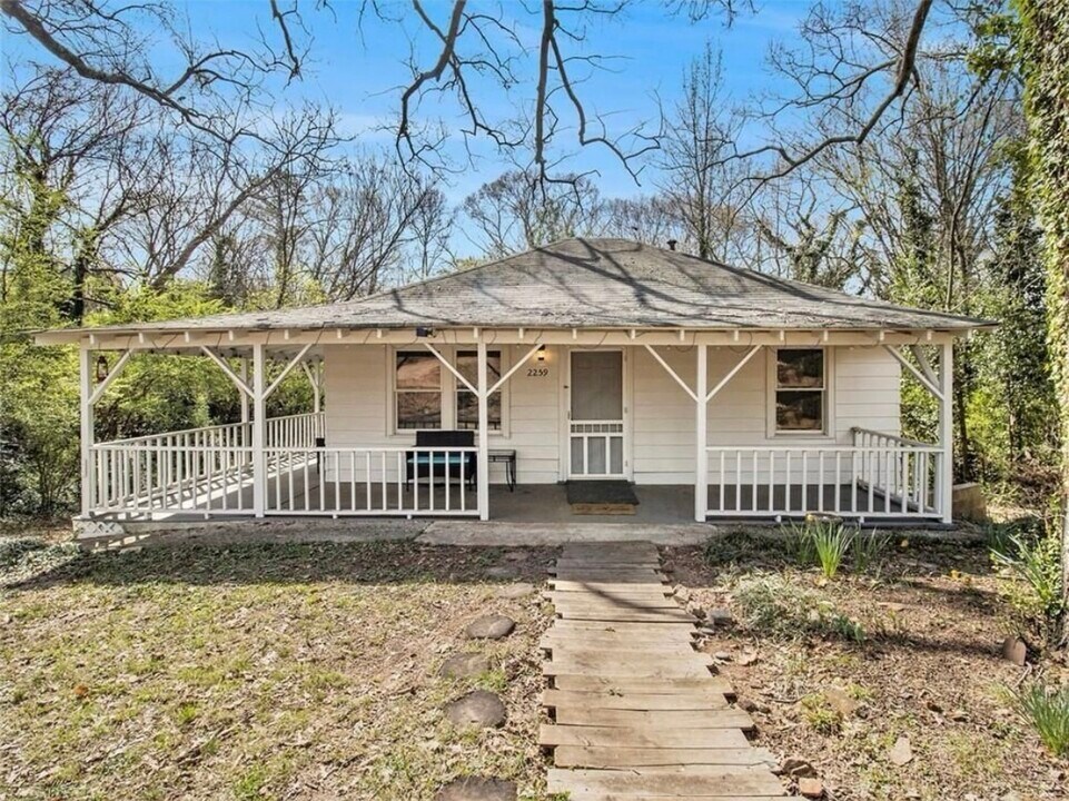 2259 Whites Mill Rd in Decatur, GA - Foto de edificio