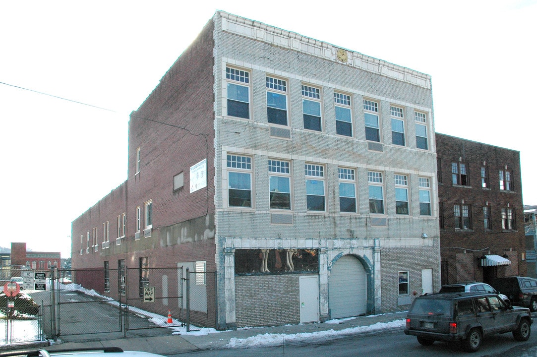 214 E Chestnut St in Coatesville, PA - Building Photo