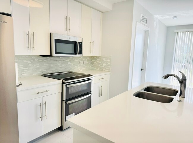 2651 NE 212th Ter, Unit 401 in Miami, FL - Building Photo - Building Photo