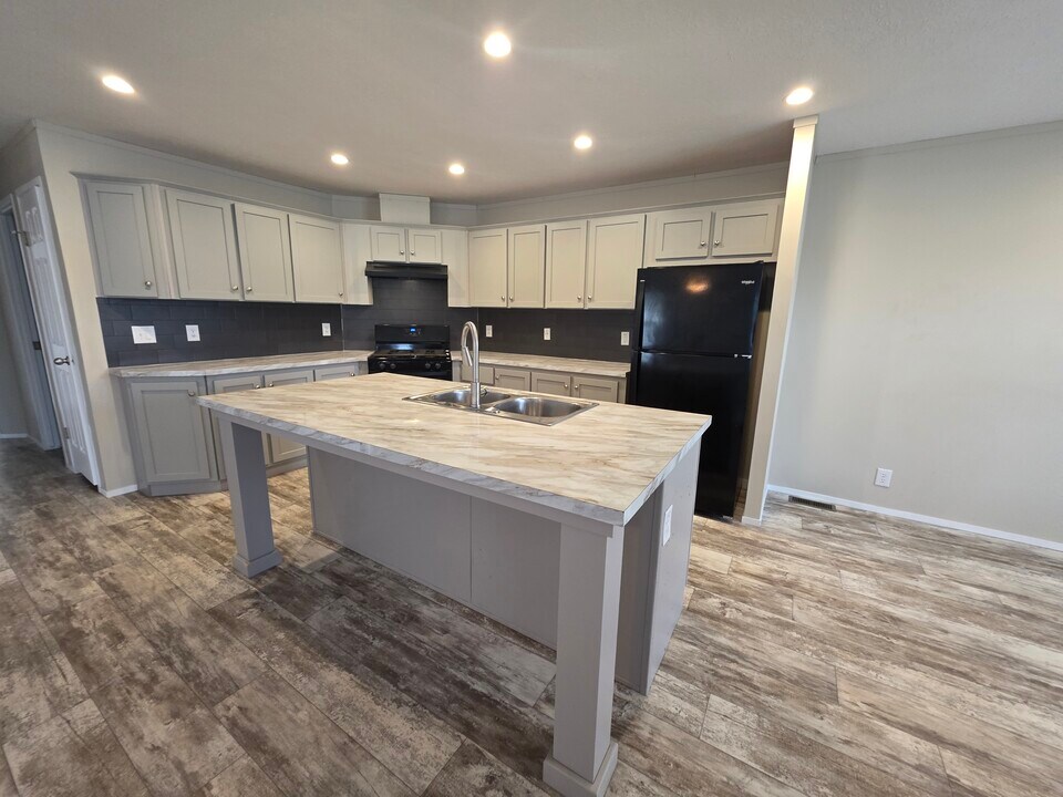 9 Eagle Vista Ln in Orion Township, MI - Building Photo