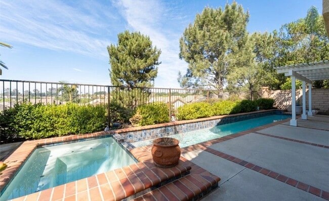 26631 Brandon in Mission Viejo, CA - Foto de edificio - Building Photo