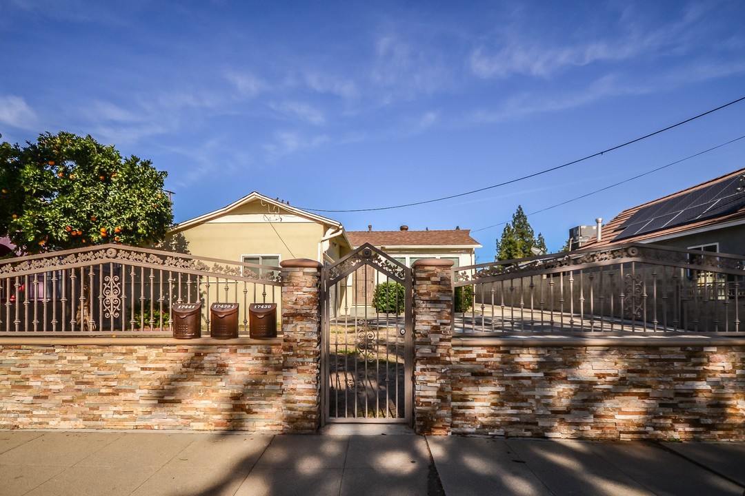 17439 Kingsbury St in Granada Hills, CA - Building Photo