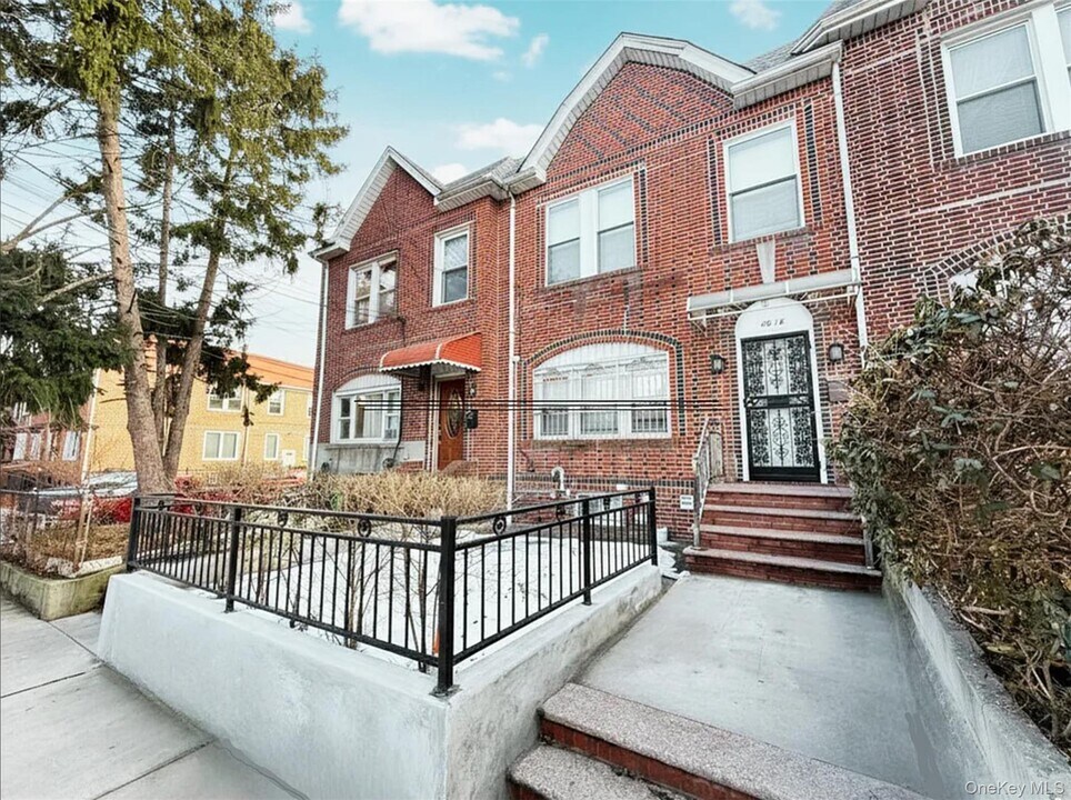 40-18 50th Ave in Queens, NY - Building Photo