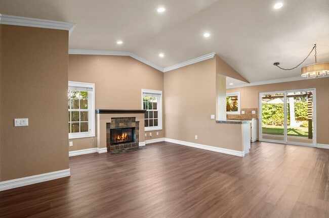 5059 Via Calderon in Camarillo, CA - Foto de edificio - Building Photo