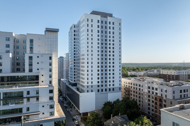 Rise at West Campus in Austin, TX - Foto de edificio - Building Photo