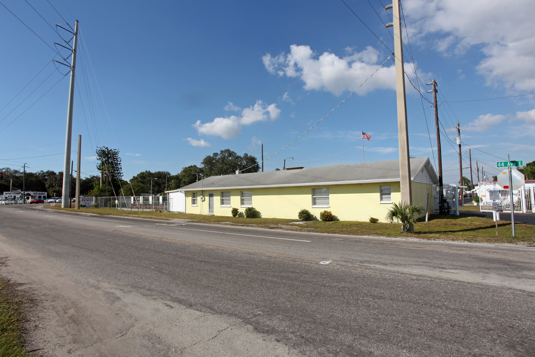 599 301st Blvd E in Bradenton, FL - Foto de edificio