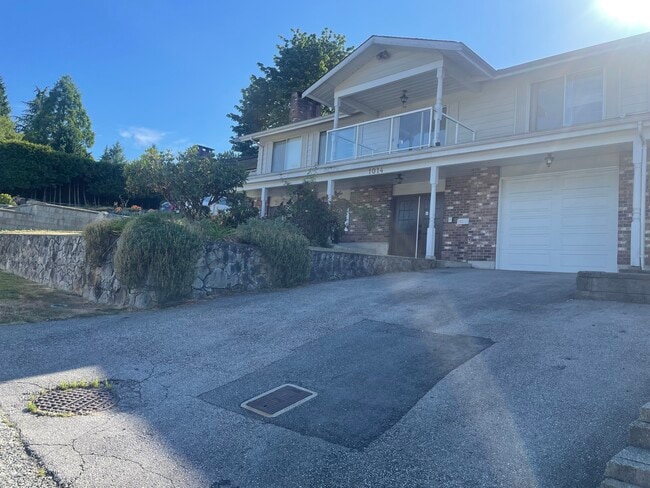 1014 Dory St in Coquitlam, BC - Building Photo - Building Photo