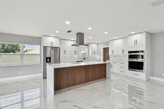 3913 Fontainebleau Dr in Tampa, FL - Building Photo - Building Photo