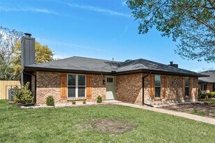 1933 Garden Crest Ln in Dallas, TX - Building Photo