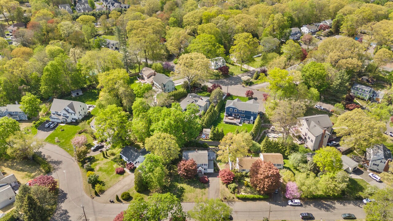 14 Meadowpark Ave N in Stamford, CT - Building Photo