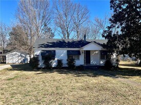 317 S Seward St in Siloam Springs, AR - Building Photo