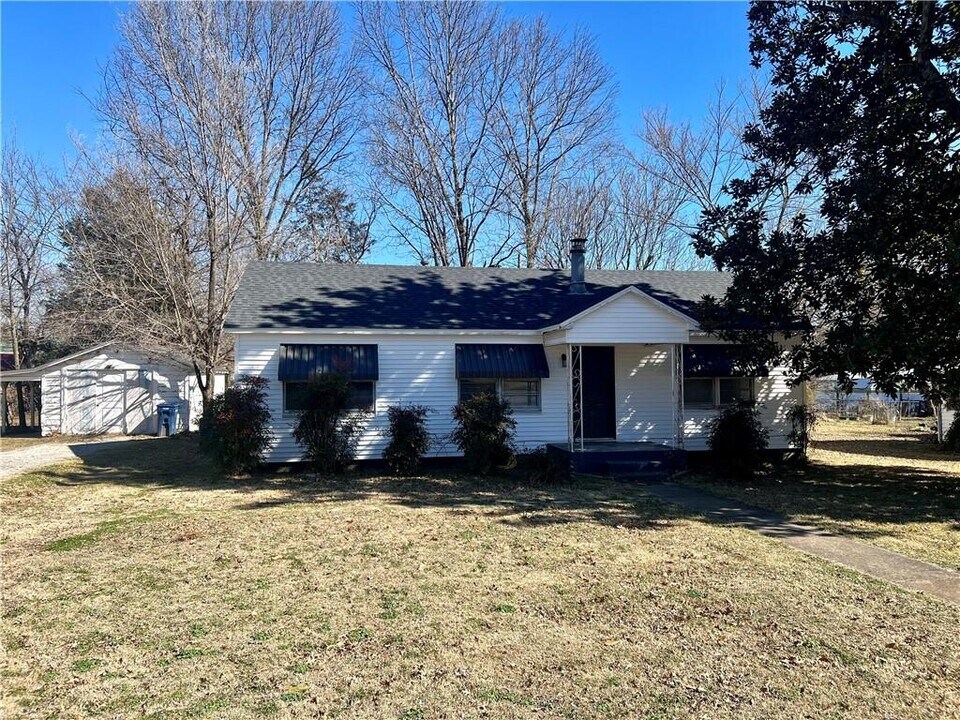 317 S Seward St in Siloam Springs, AR - Building Photo