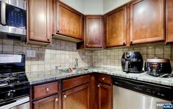 2000 Linwood Ave in Fort Lee, NJ - Building Photo - Building Photo