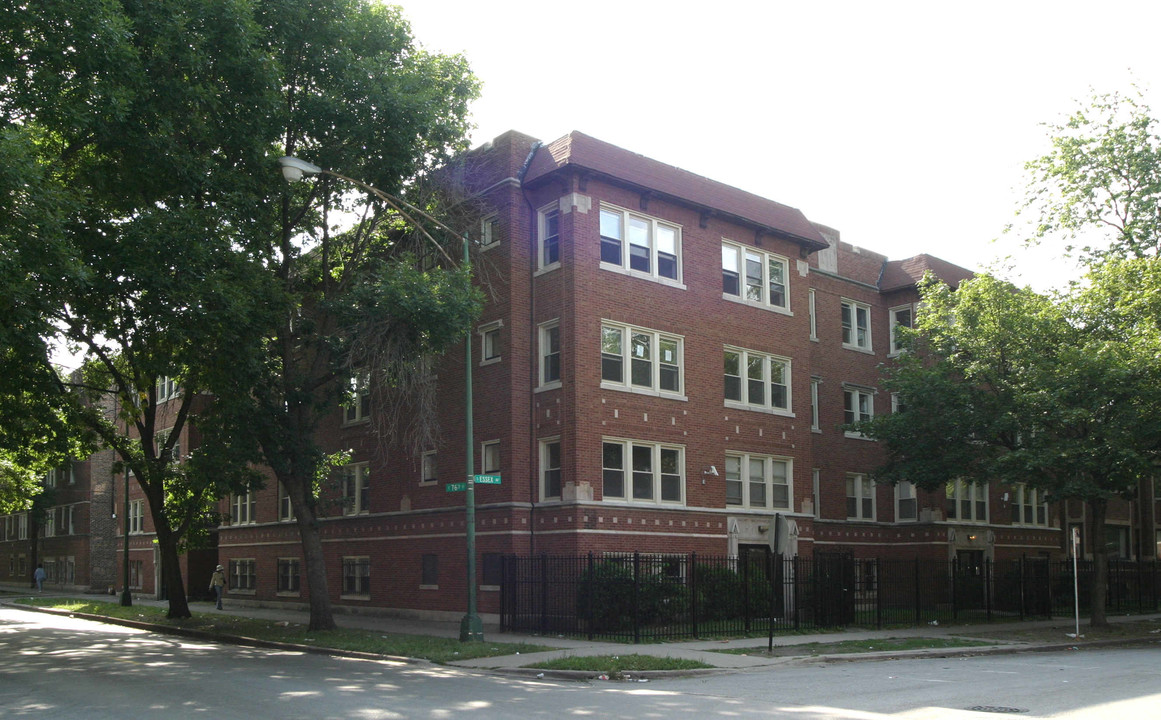 7601 S Essex Ave in Chicago, IL - Foto de edificio