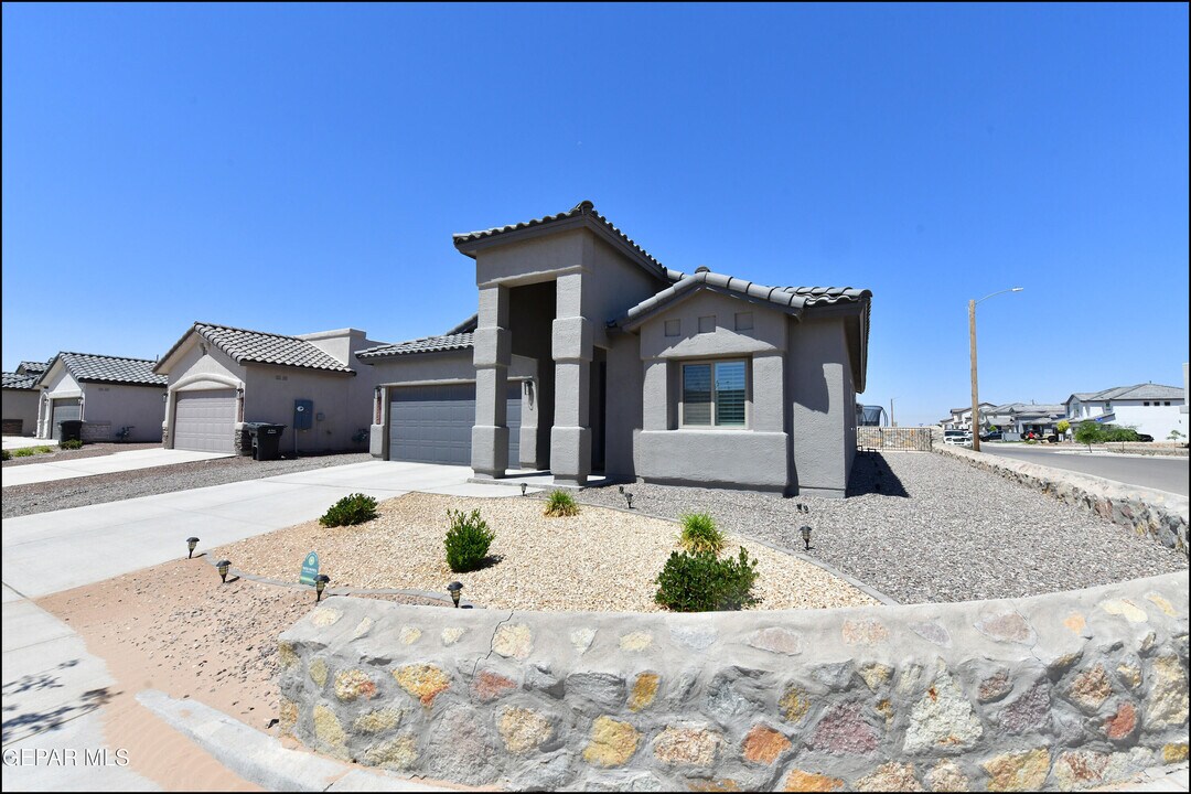 975 Bicknor Pl in El Paso, TX - Building Photo