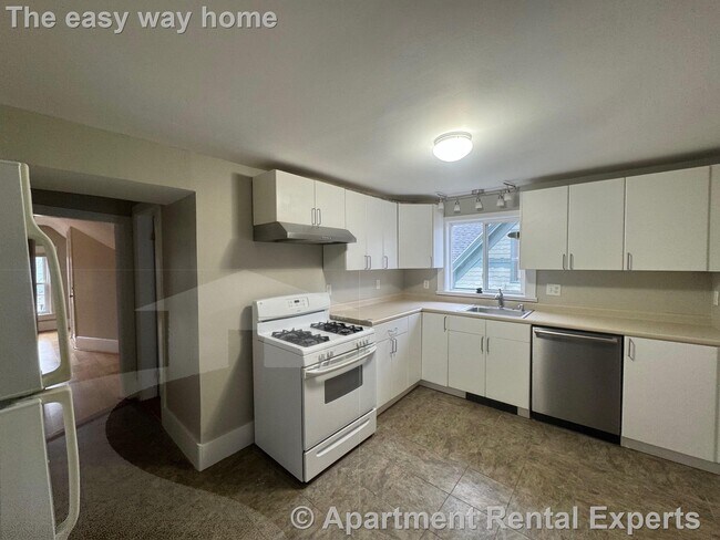 28 Francesca Ave, Unit #3