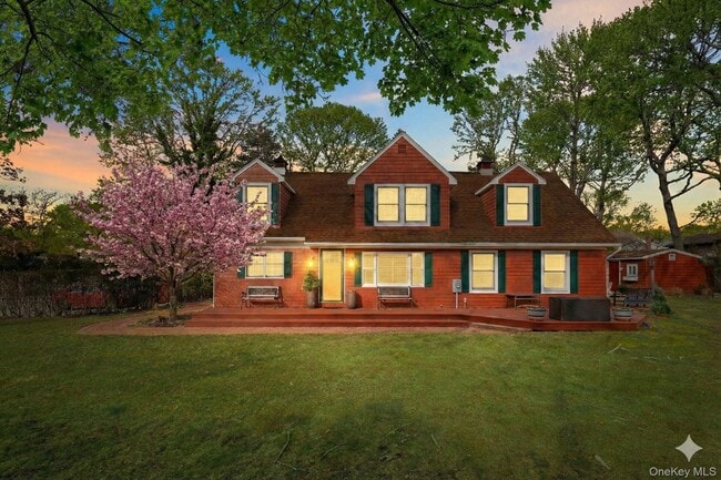 79 E Tiana Rd in Hampton Bays, NY - Building Photo - Building Photo